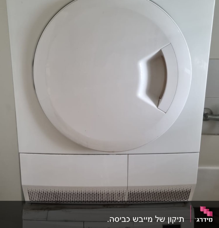 מכונת כביסה ומייבש כביסה עם לוח בקרה
